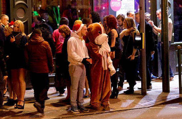 Mad Friday Takes Over Britain as End of Year Parties Ramp Up Mad Friday Takes Over Britain as End of Year Parties Ramp Up