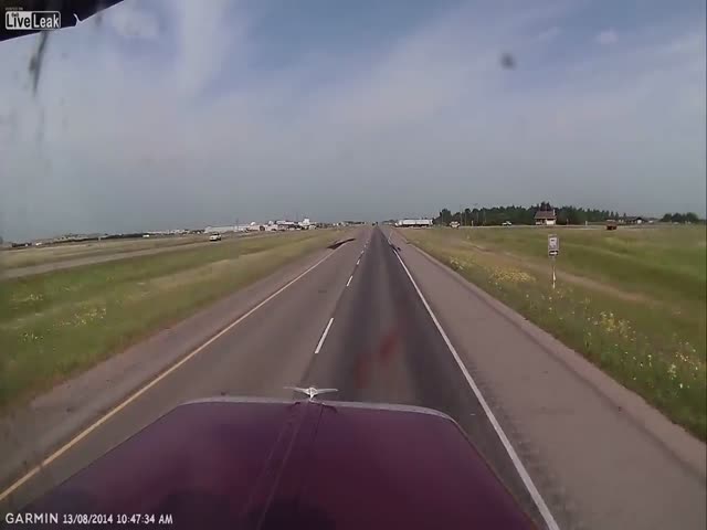 Skilful Truck Driver Avoids a Certain Accident With Another Big Rig