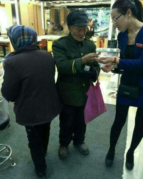 This 80 Year Old Chinese Janitor Bought His Wife a Diamond Ring