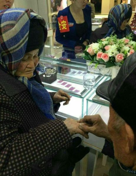 This 80 Year Old Chinese Janitor Bought His Wife a Diamond Ring