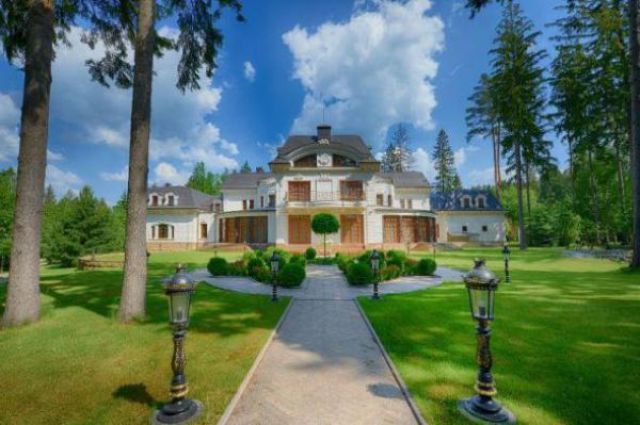 An Extravagant $100 Million House in Moscow
