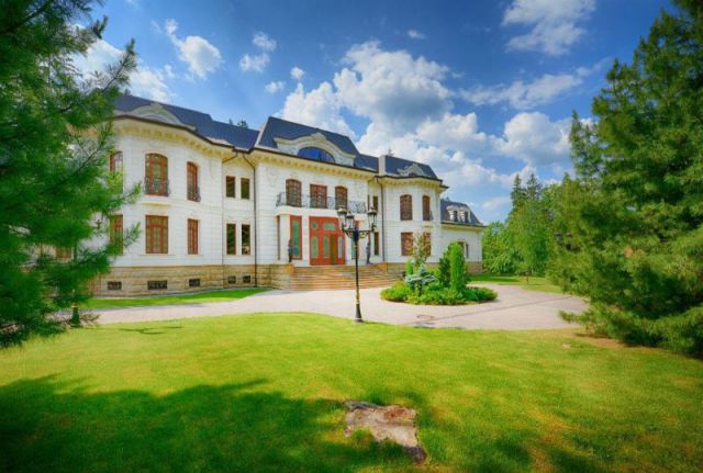 An Extravagant $100 Million House in Moscow