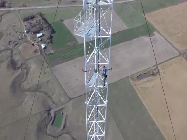 How Many Men Does It Take to Replace the Light Bulb of a 1500ft TV Tower?  (VIDEO)