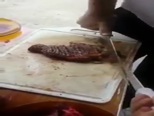 Look at How Fast This Guy Can Cut a Steak into Thin Slices 