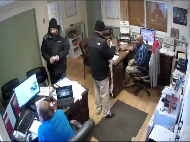 Car Dealership Jerks Treat Pizza Delivery Guy like Shit, It Backfires Spectacularly  (VIDEO)