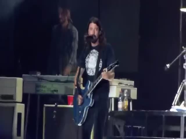 Unforgettable Moment during Foo Fighters Concert in Chile with the Fans  (VIDEO)