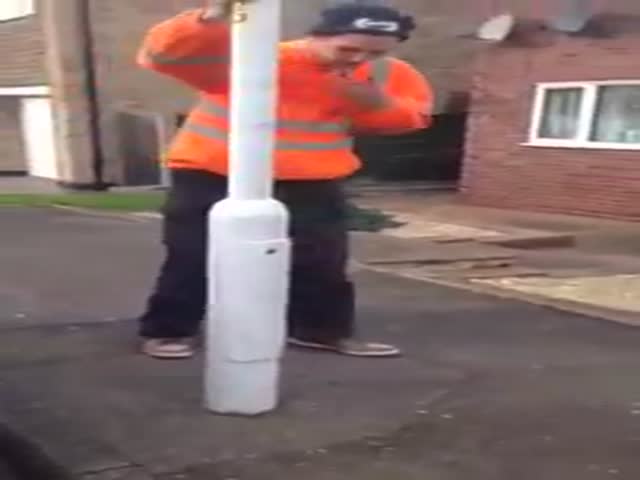 A Great Prank to Do on Your Friends Using Just a Lamp Post 