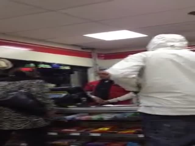 Drunk Woman Cause Chaos in a 7-Eleven Store 