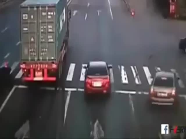 Reckless Driver Causes Truck Driver to Crash, Drives Away like Nothing Happened  (VIDEO)