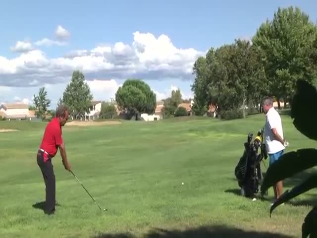 'Angel and Devil' Prank on a Golf Course  (VIDEO)