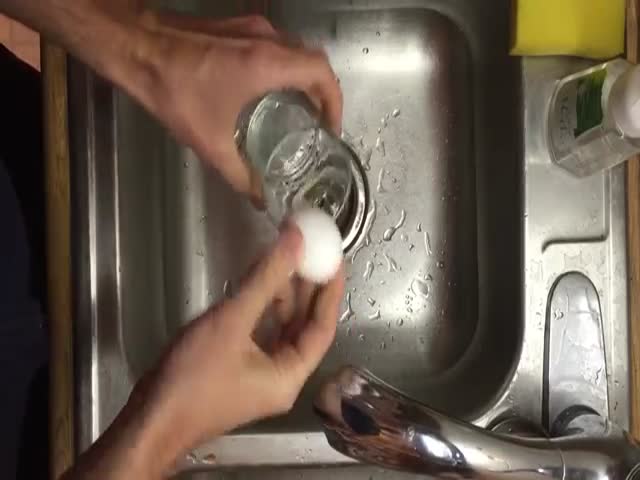 How to Quickly and Easily Peel an Hard-Boiled Egg  (VIDEO)