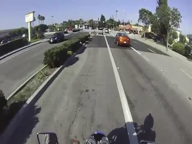 Motorcyclist Startles Car Driver for Running a Red Light  (VIDEO)