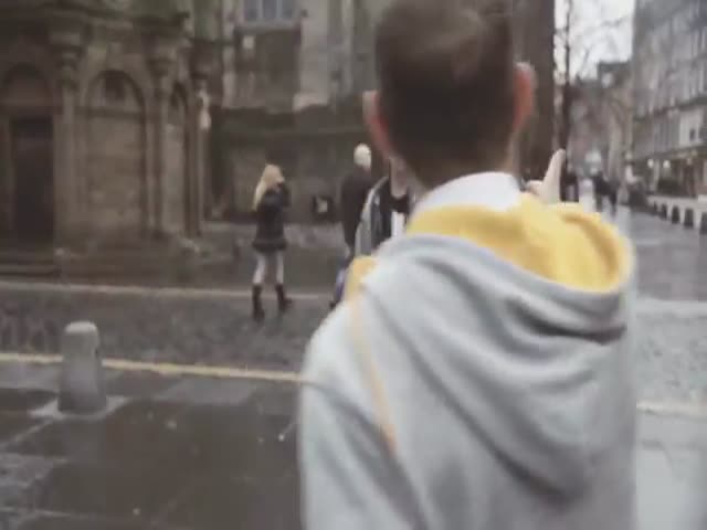 Guy Offers Woman Free Cash, Her Reaction Is Quite Surprising 