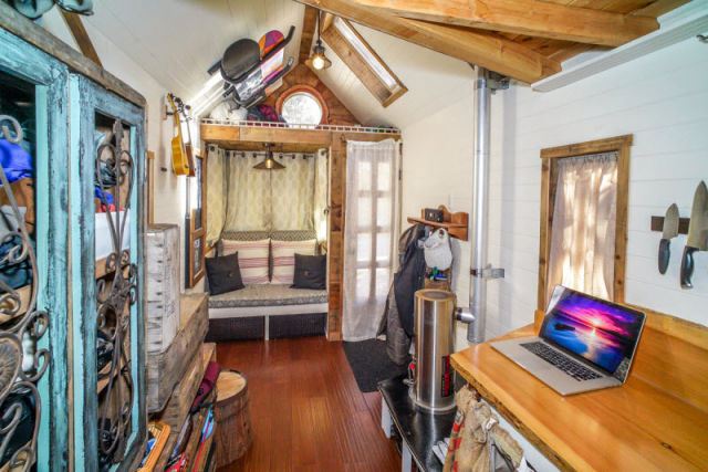 A Mobile Home Transformation That Is Too Cool for Words