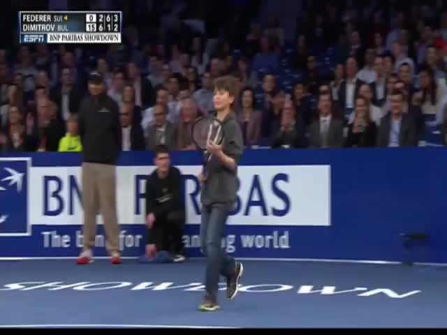 Kid Lobs Federer  (VIDEO)