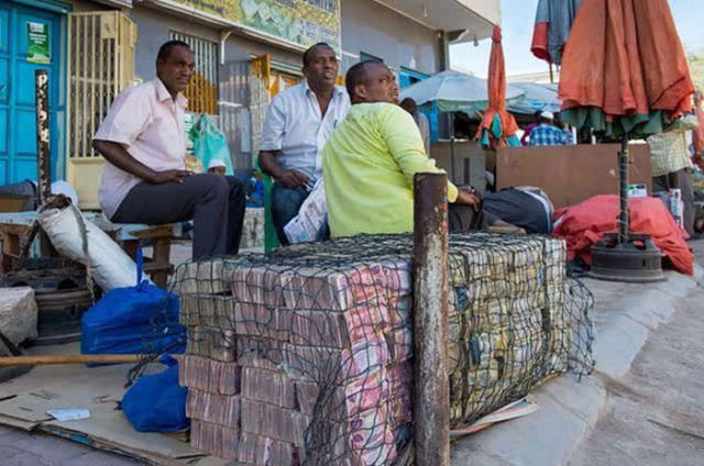 In Somaliland You Can Exchange Your Currency on the Streets