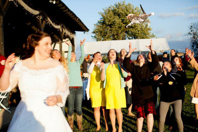 A New Twist on the Bridal Bouquet Toss (30 pics) - Izismile.com
