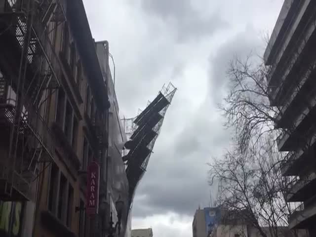 It Was So Windy in Portland That a Scaffolding Fell Off a Building  (VIDEO)