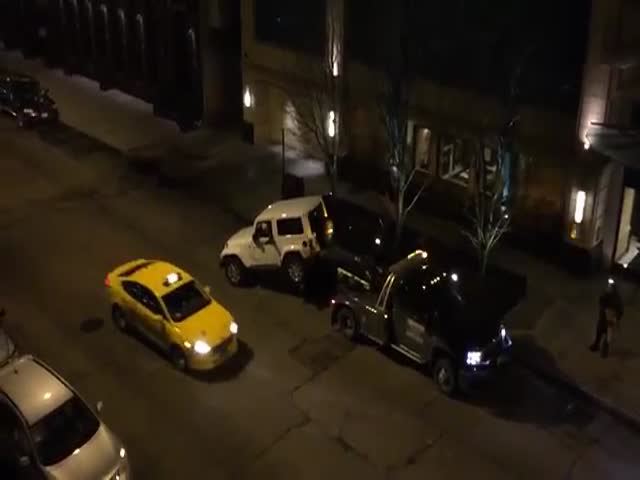 Jeep Driver Escapes from Tow Truck  (VIDEO)