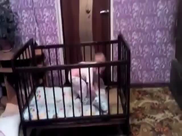 The Great Escape of One Very Smart Baby  (VIDEO)