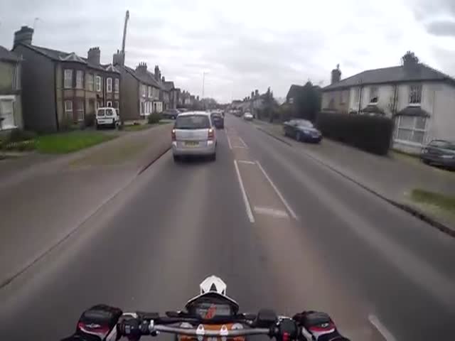 Biker Help an Elderly Lady in Random Act of Kindness  (VIDEO)