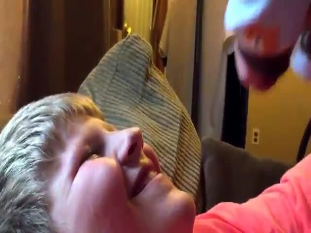 A Glorious Moment Between a Big Brother and His Baby Brother  (VIDEO)