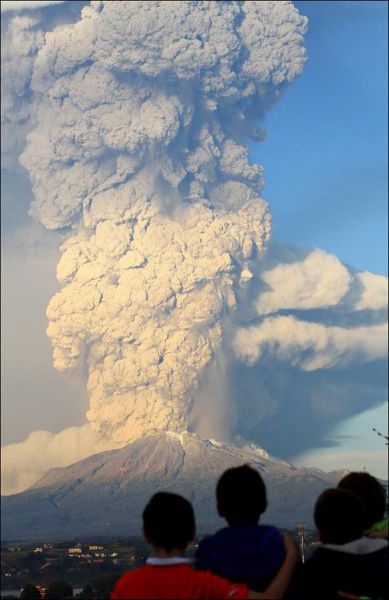Stunning Pictures of the Volcano Eruption in Chile and Its Aftermath