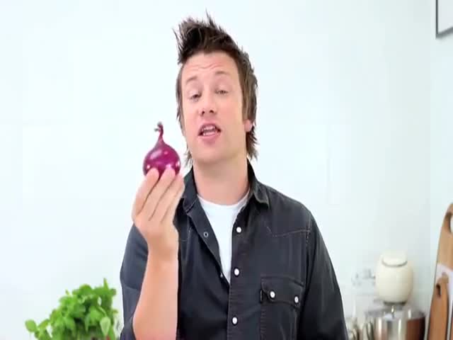 Jamie Oliver Teaches Us How to Chop an Onion with Crystals  (VIDEO)