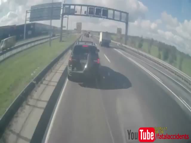 Stupid Driver Brake Checks a 40-Tonne Truck 