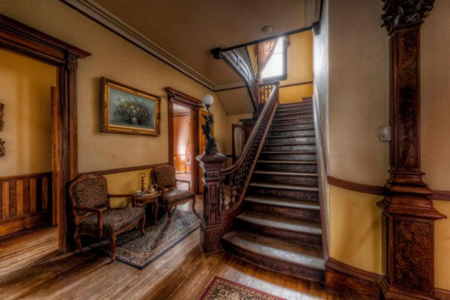 The Mansion That Practically No One Wants to Buy