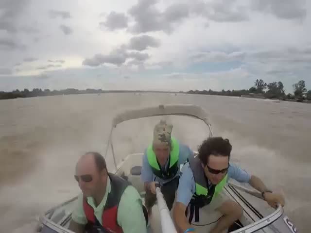 Plane almost Hits Speed Boat during Boat Race  (VIDEO)