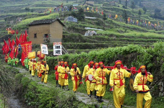 Candid Pics Capture A Normal Day in China