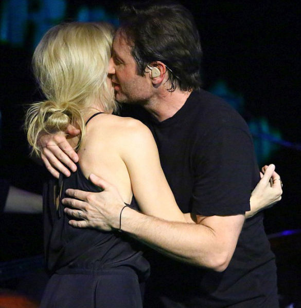 Former X-Files Co-stars Share a Sweet Kiss on Stage
