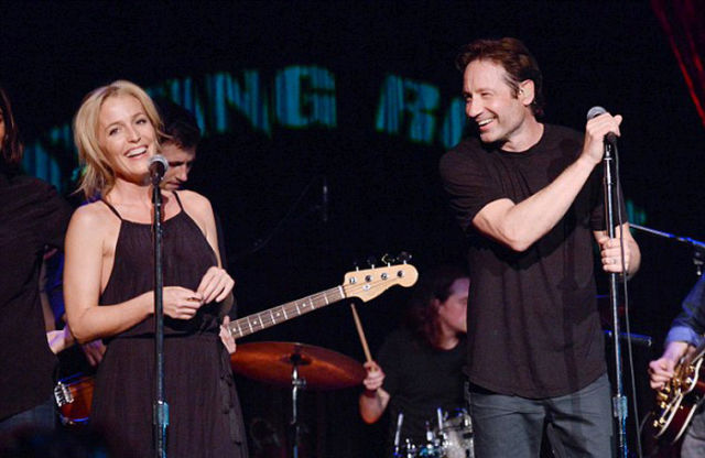 Former X-Files Co-stars Share a Sweet Kiss on Stage