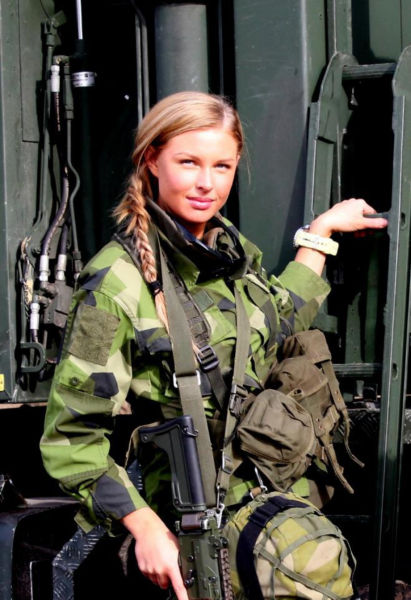 Gorgeous Army Girls Who Are Strong and Sexy in Combat Gear