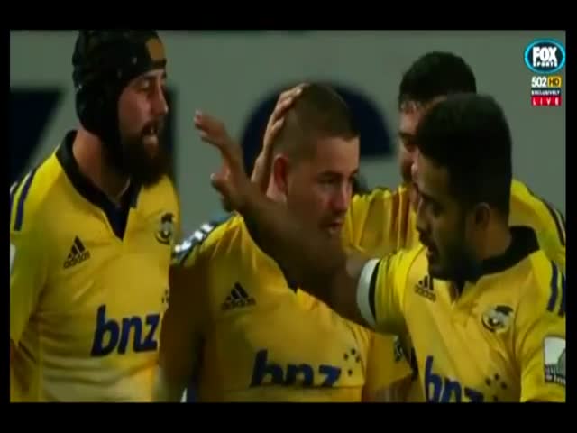 Rugby Player's Epic High Five Fail  (VIDEO)