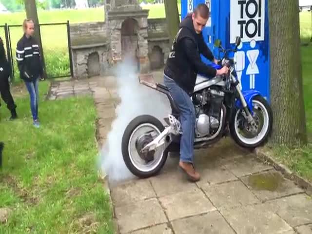 Motorcycle Burnout Fail  (VIDEO)