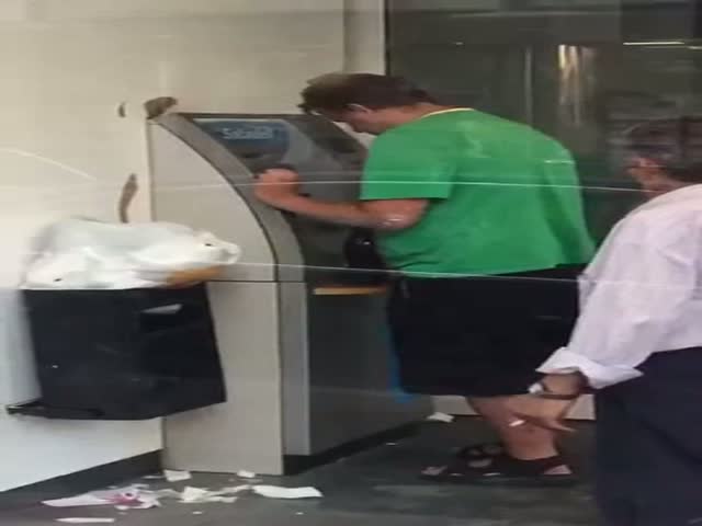 Drunk Guy’s Hilarious Encounter with an ATM