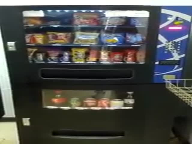 A Simple Trick for Outsmarting a Vending Machine  (VIDEO)