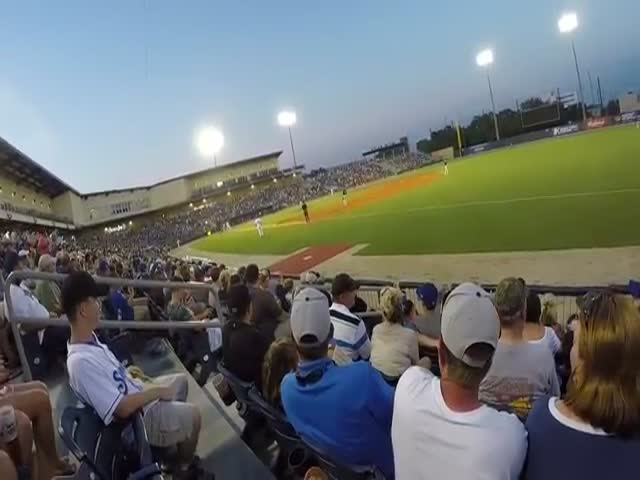 Spectator Fields a Baseball with His Bare Hands  (VIDEO)