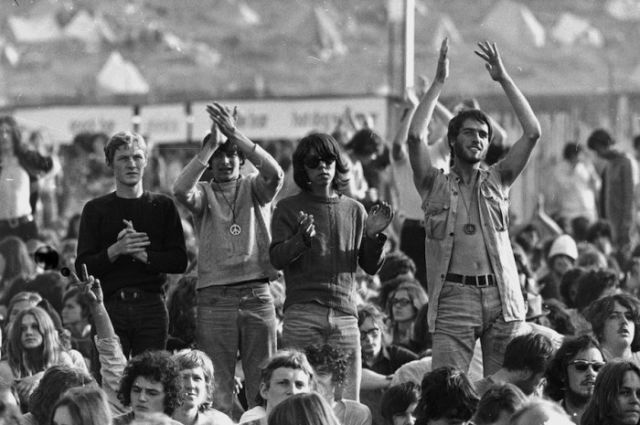 Old-School Pics Taken at the 60s and 70s “Isle of Wight Festival”
