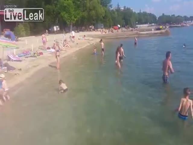 Bosnians Find an Inventive Way of Playing Frisbee in the Water  (VIDEO)