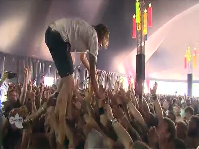 Crowdwalking Singer Catches a Flying Beer Then Downs It  (VIDEO)