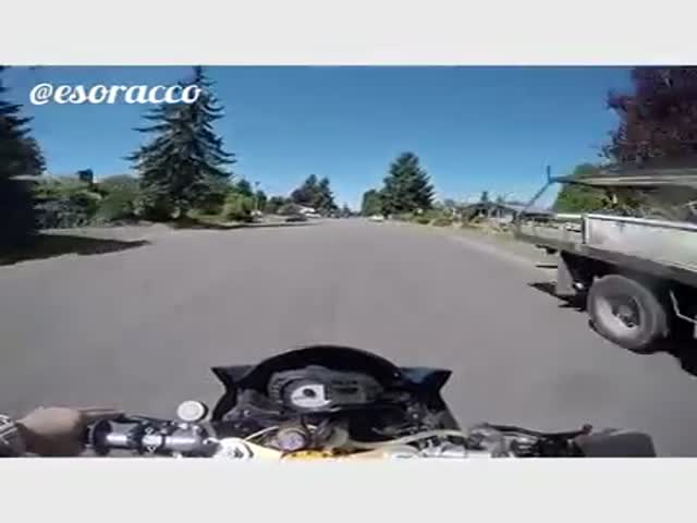 Motorcycle Robber Gets a Dose of Instant Karma  (VIDEO)