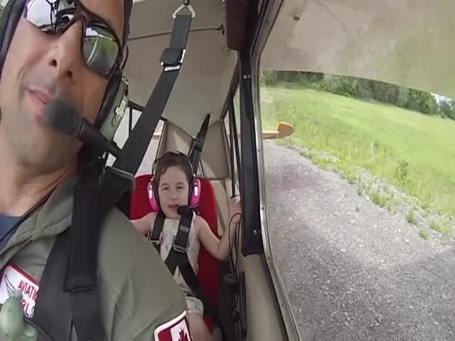 4 Year Old Girl Takes Her First Acrobatic Flight and Her Reaction Is Priceless  (VIDEO)