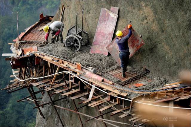 Building a Mountain Road in China Is Quite a Dangerous Business
