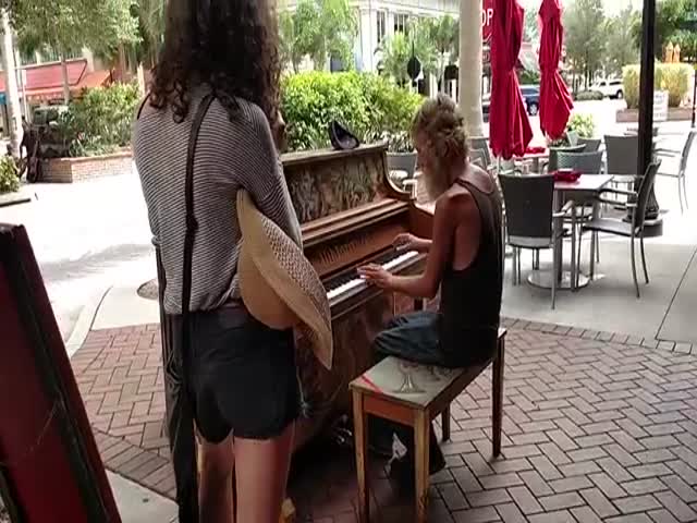 This Homeless Man Can Play Piano Like a Superstar