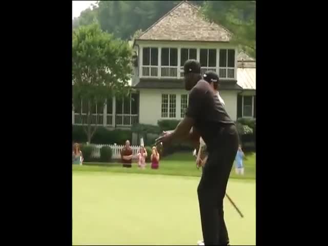 Shaquille O'Neal Nails a “Free Throw” Putt During a Game of Golf