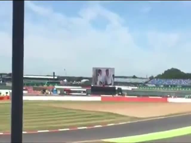 An Hilarious Video Glitch Creates an Awkward Moment at a Formula 1 Race
