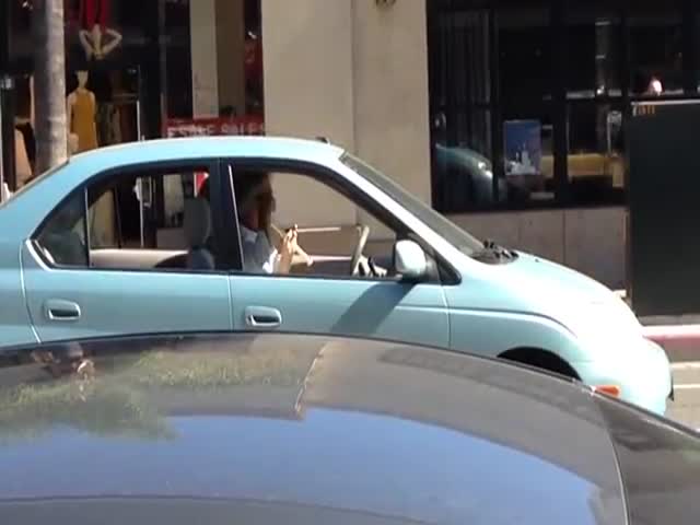 Dude Plays an Epic Recorder Solo While Stopped at a Red Light